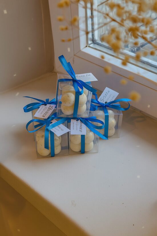 Kāzu sveces viesiem ar personalizētu kartīti un zilu lentīti